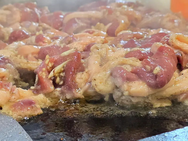 돌판 위에 올려진 오리구이