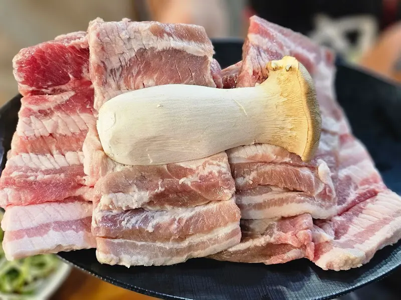 잘 익은 흑돼지 오겹살