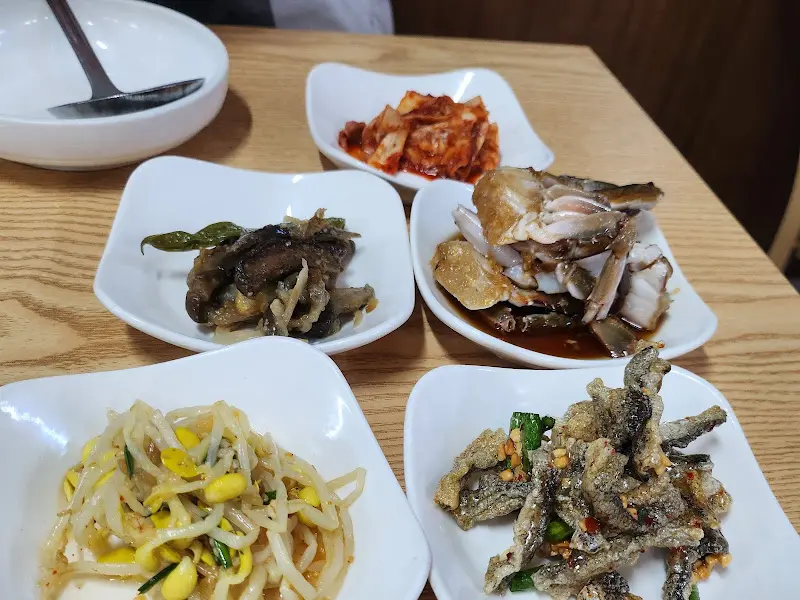 칼국수 사리가 들어간 찌개의 모습