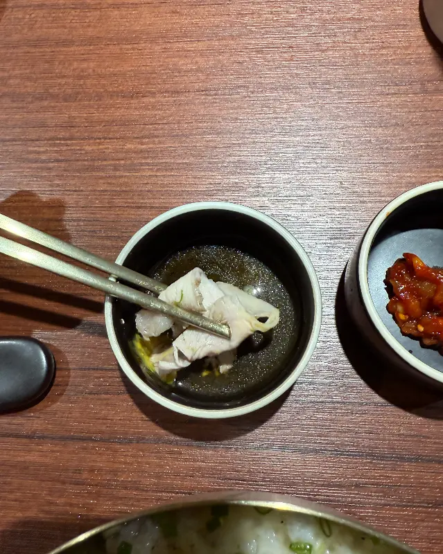 김이 모락모락 나는 곰탕