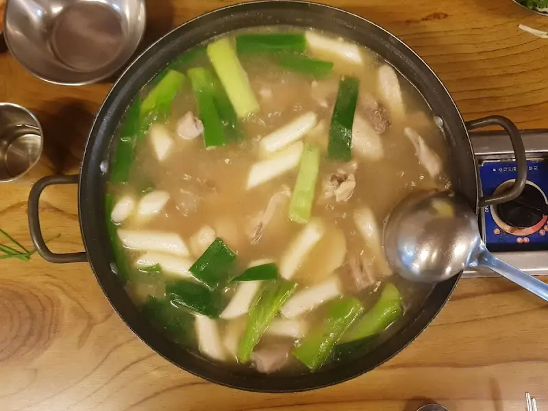 뽀얀 국물에 담긴 닭한마리