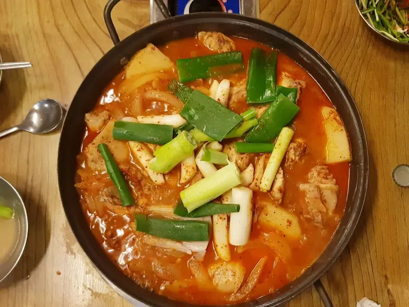 매콤한 국물이 인상적인 닭볶음탕