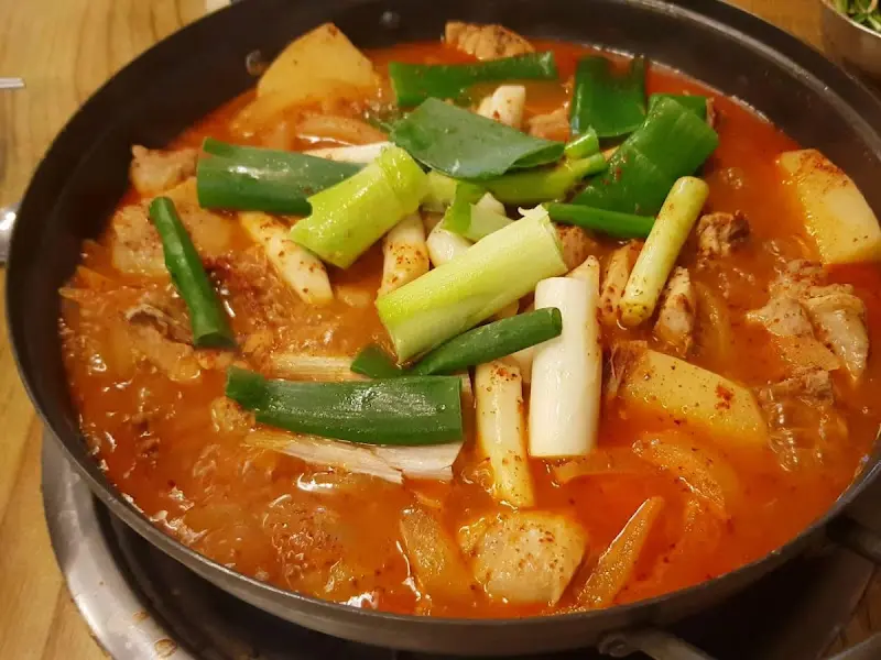 큼지막한 대파가 인상적인 닭볶음탕