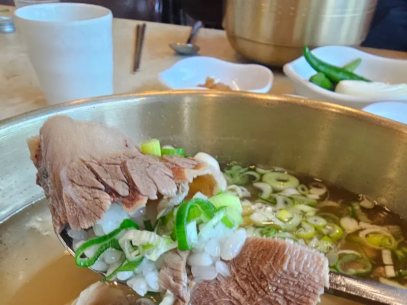 숟가락 위에 올려진 고기