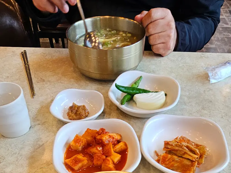 곰탕을 먹는 모습