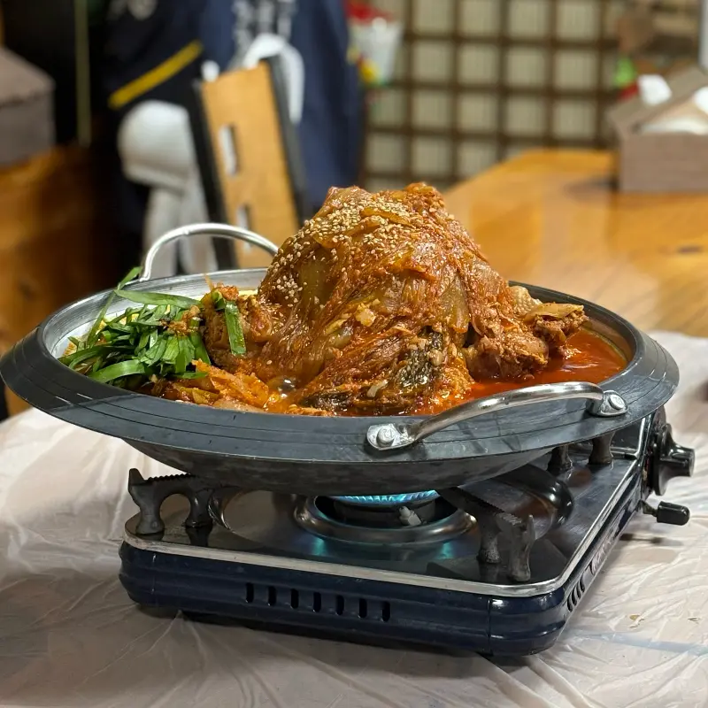 버너 위에 놓인 묵은지 닭볶음탕