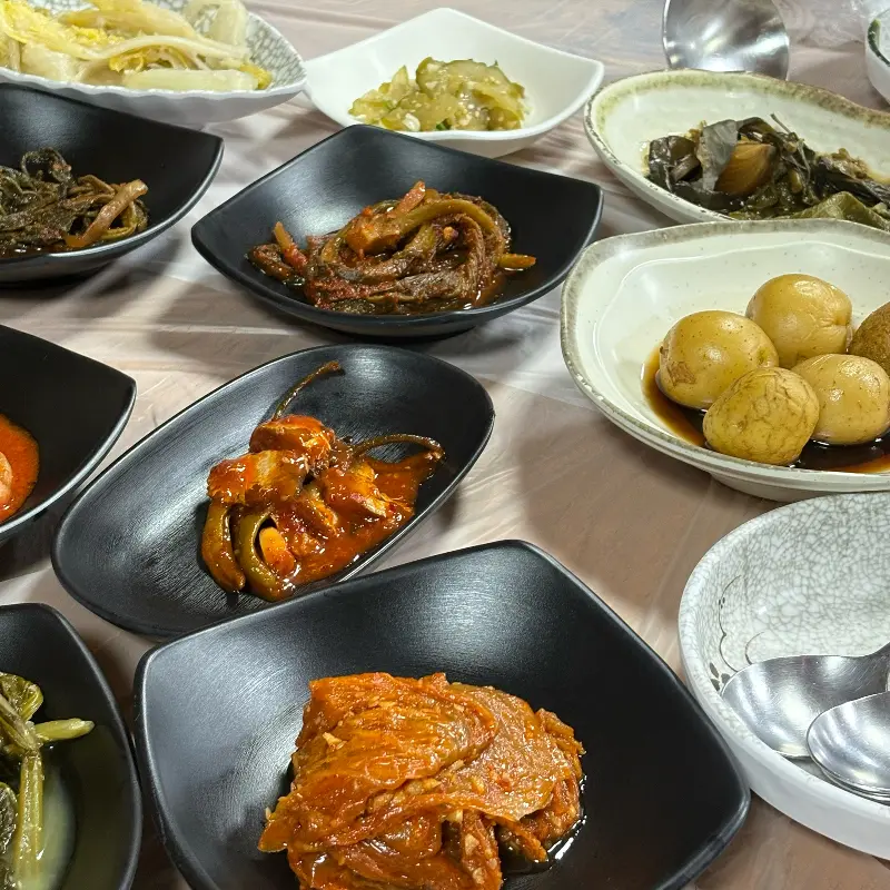 다양한 밑반찬들