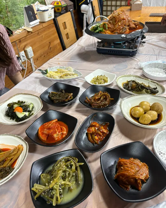 묵은지 닭볶음탕 한 상 차림