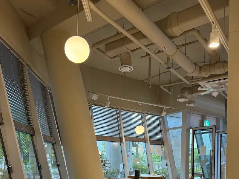 넓은 창가에서 쏟아지는 햇살이 인상적인 르가든블루 내부