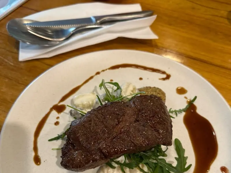 육즙 가득한 부채살 스테이크와 트러플 크림 감자 뇨끼의 만남