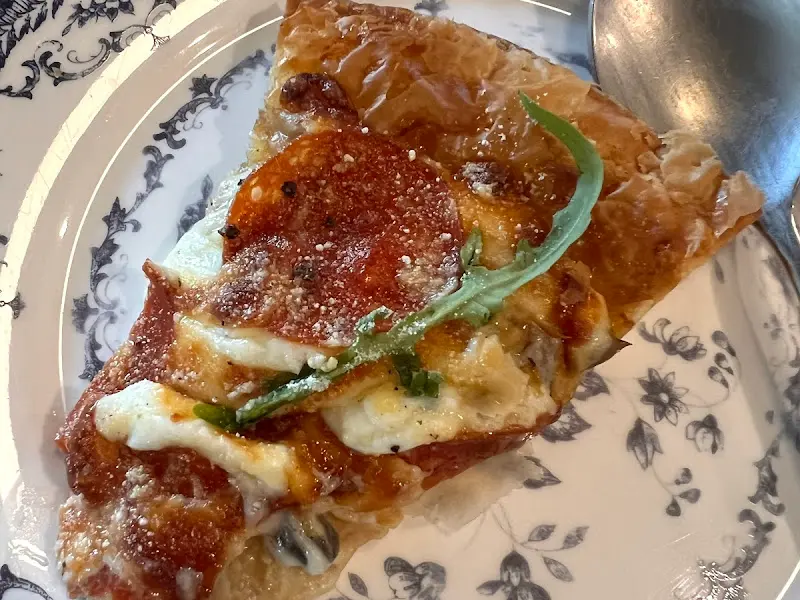 바삭한 페스츄리 도우가 인상적인 밀푀유 페퍼로니 머쉬룸 피자