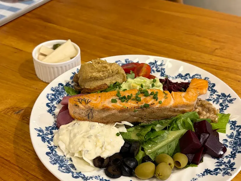 다채로운 재료가 돋보이는 연어 스테이크 가든