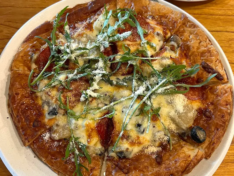 페퍼로니와 치즈가 듬뿍 올려진 밀푀유 피자