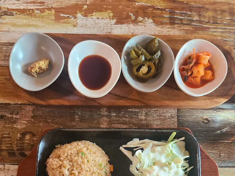 다양한 종류의 소스와 반찬