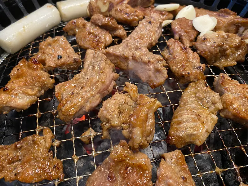 숯불 위에 구워지는 돼지갈비