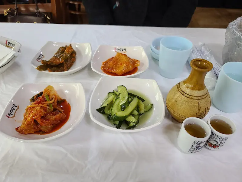 정갈하게 담긴 밑반찬