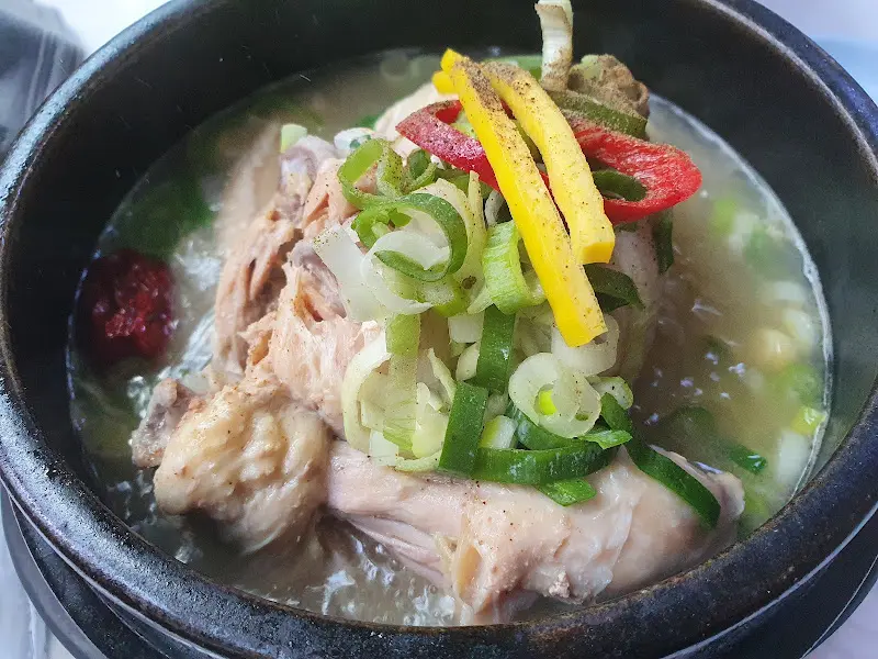 뽀얀 국물이 인상적인 삼계탕