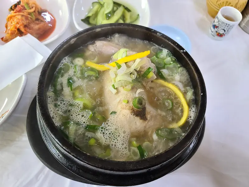 뚝배기에 담겨 나오는 삼계탕