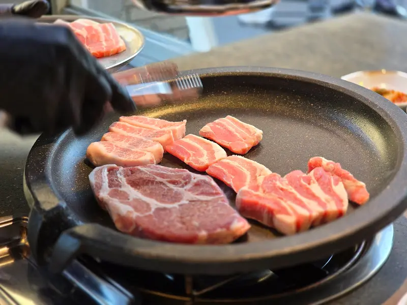 전문가의 손길로 구워지는 삼겹살