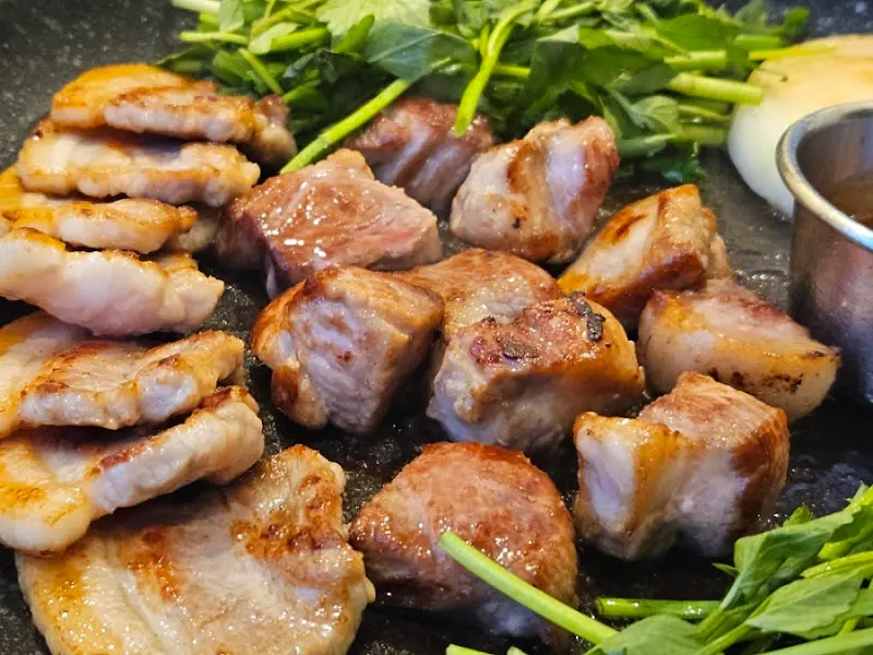 미나리와 함께 구워진 삼겹살