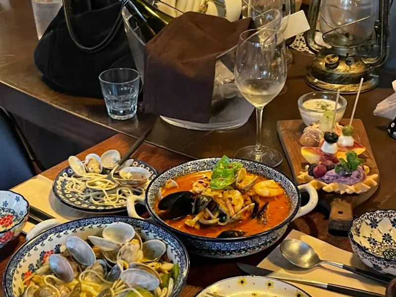 해산물 수프, 바지락 찜, 모듬 핀초스