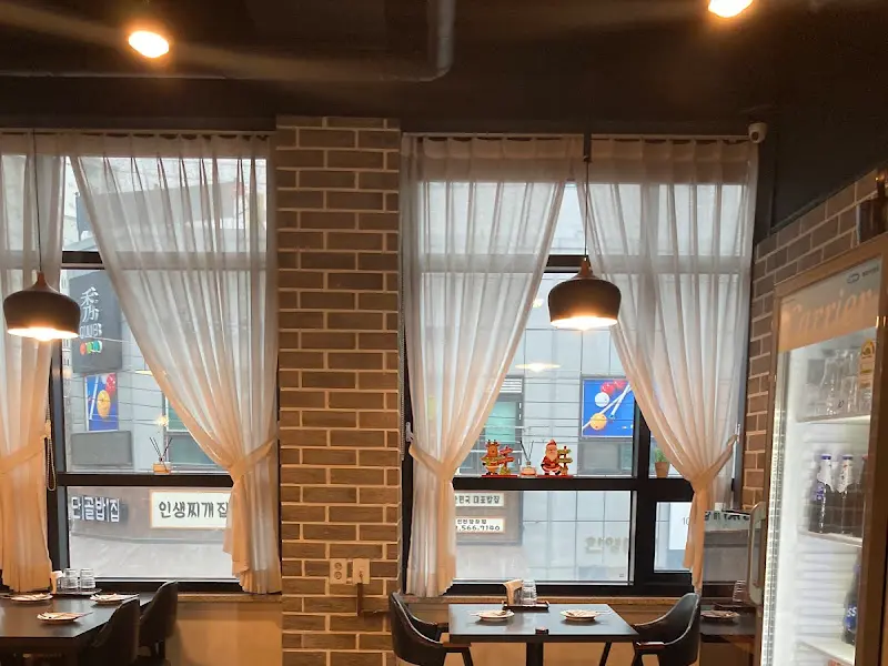 예뿔리야의 창가 좌석