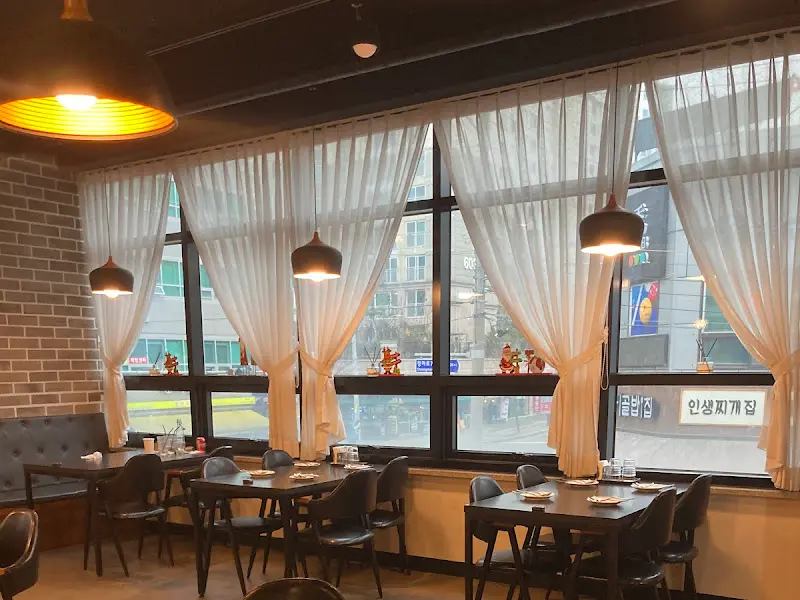 예뿔리야의 내부 테이블 좌석