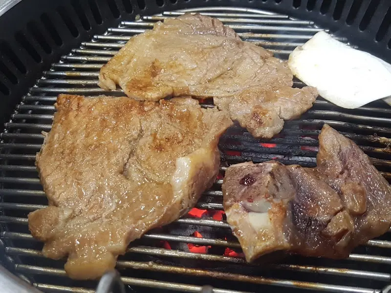 숯불 위에서 익어가는 갈비