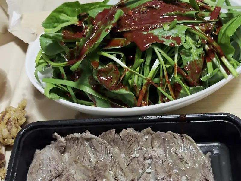 수육과 시금치 부추무침