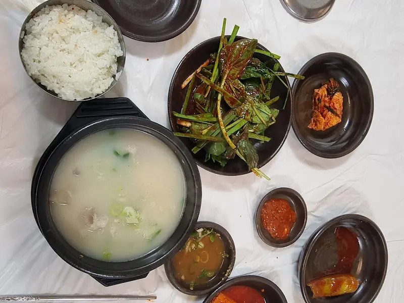 한 상 가득 차려진 모습