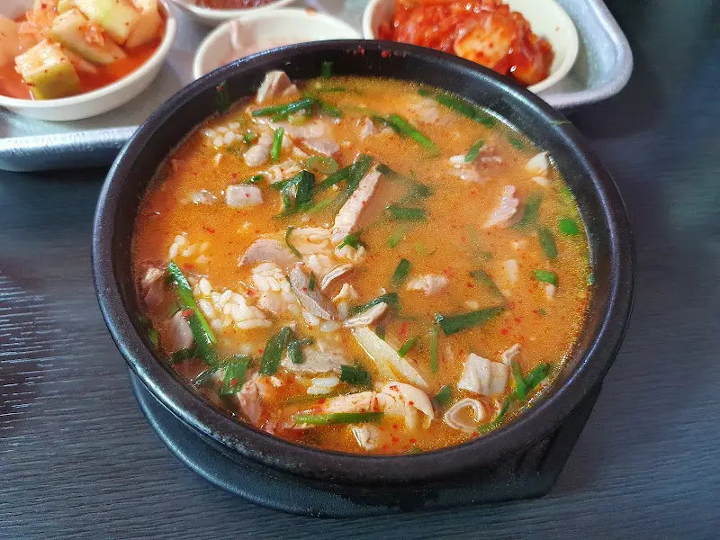 다진 양념이 풀어져 더욱 먹음직스러운 국밥