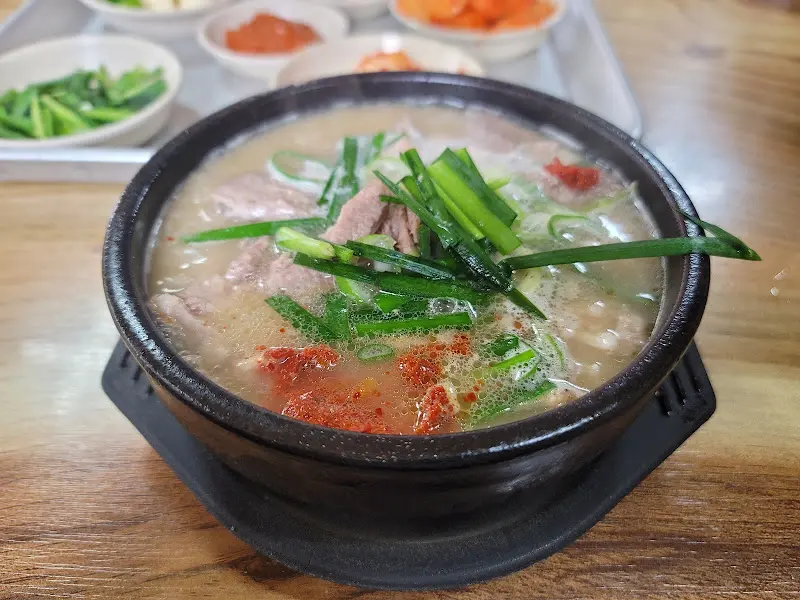 다진 양념이 살짝 풀어져 붉은 빛을 띠는 국밥