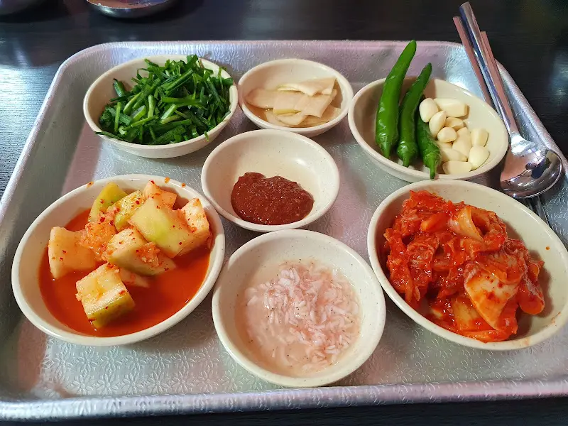 깔끔하게 차려진 밑반찬들