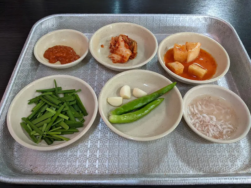 국밥과 함께 제공되는 다양한 밑반찬