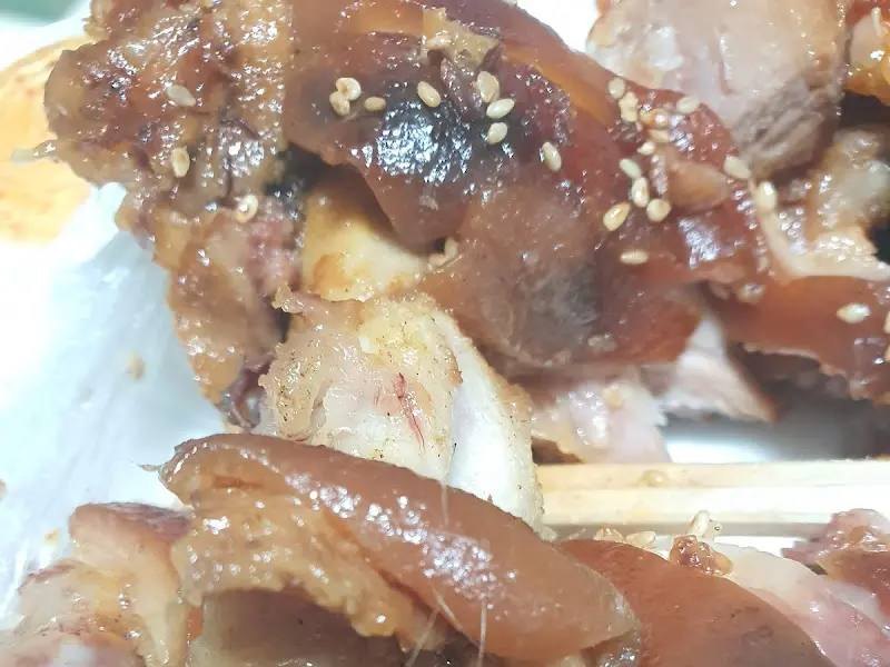 윤기가 흐르는 족발의 단면