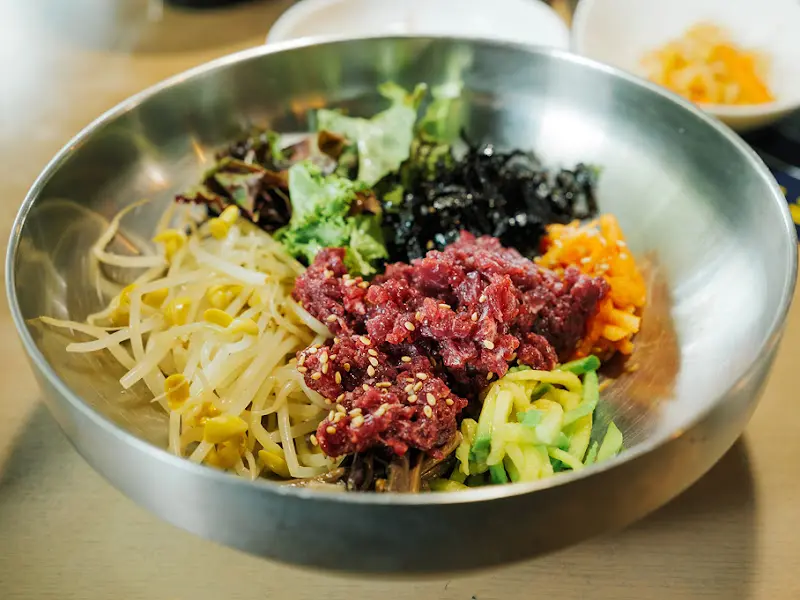 싱싱한 생고기가 듬뿍 올려진 한우 생고기 비빔밥