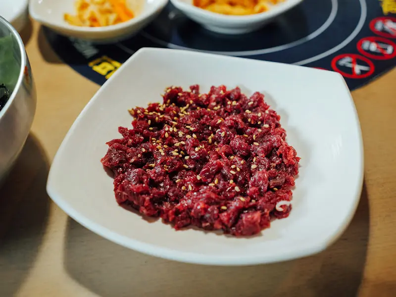 윤기가 흐르는 신선한 생고기