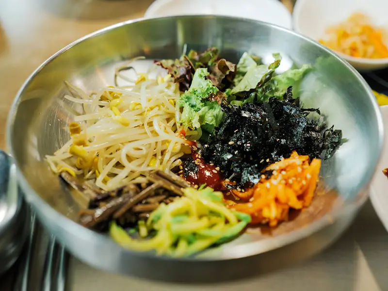 채소와 김가루가 조화롭게 어우러진 비빔밥