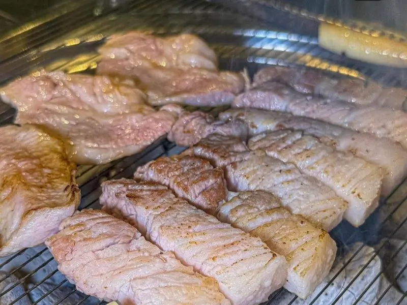 노릇노릇 익어가는 흑돼지