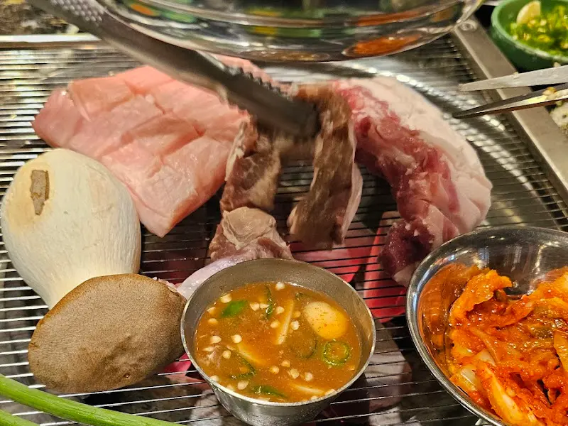 흑돼지 굽는 모습