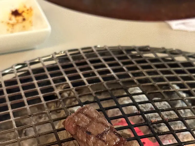 숯불 위에서 맛있게 익어가는 소고기