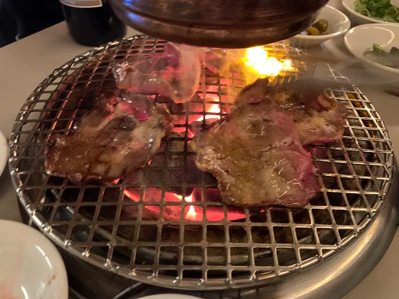 불판 위에서 맛있게 익어가는 우직의 소고기