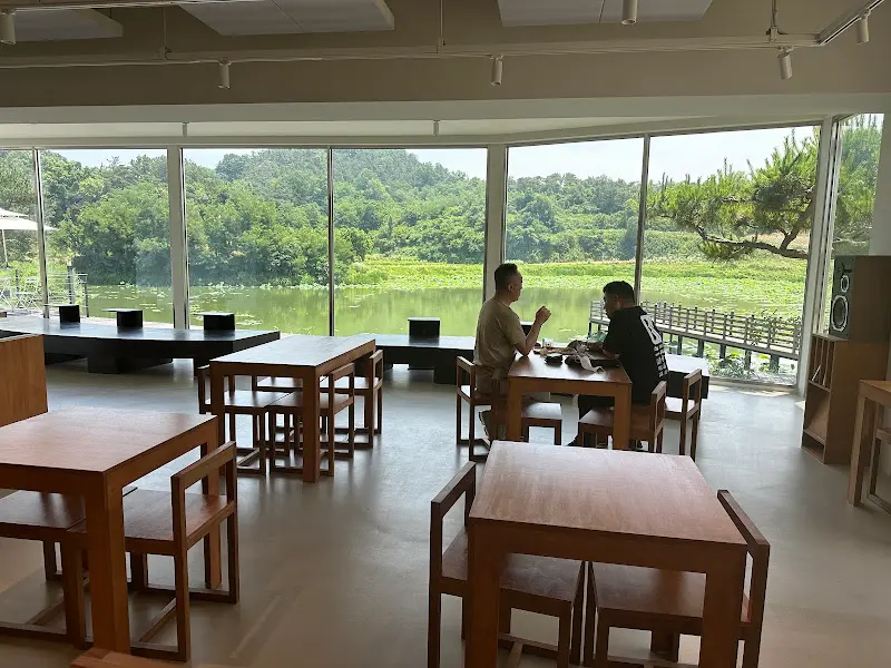 카페 내부 전경