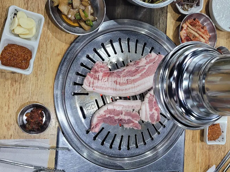 숯불 위에서 익어가는 삼겹살