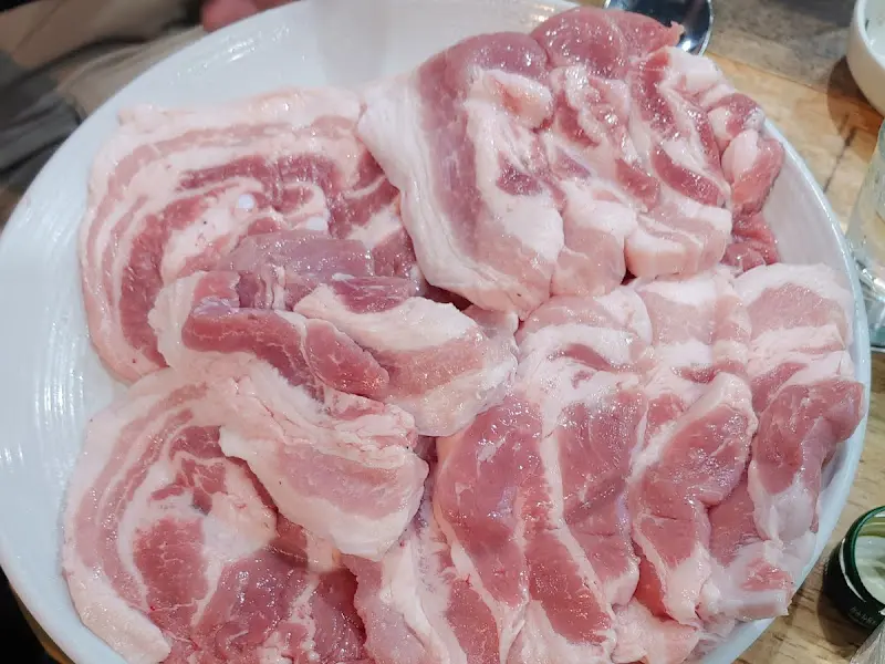 푸짐한 돼지 삼겹살