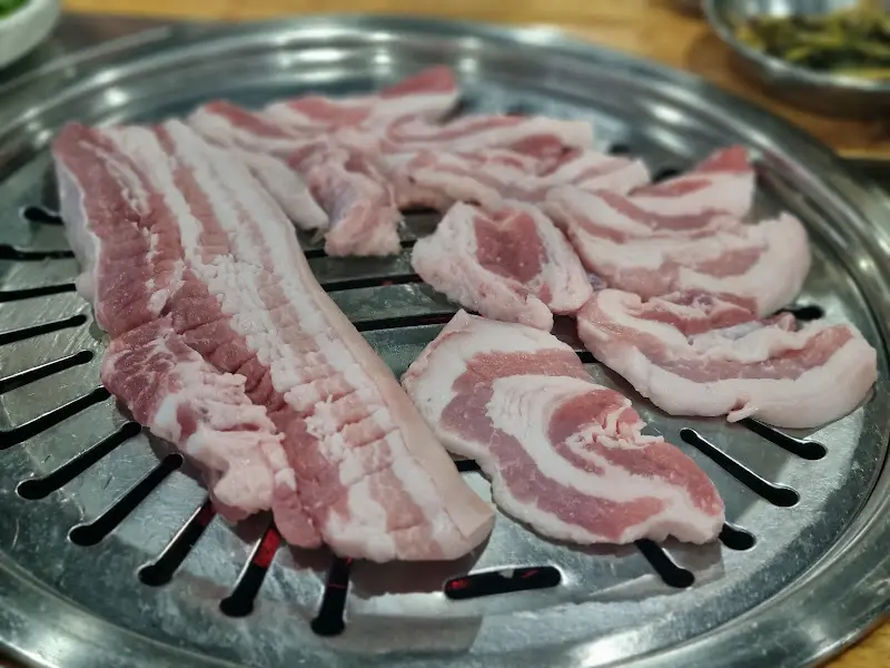 불판 위에 올려진 삼겹살