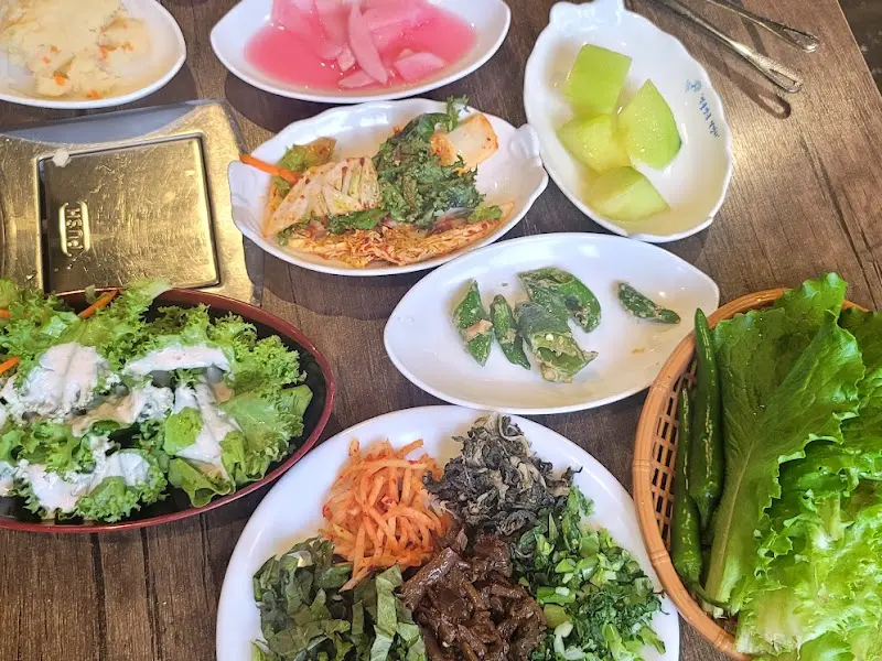 푸짐한 흑돼지깨비 정식 한 상