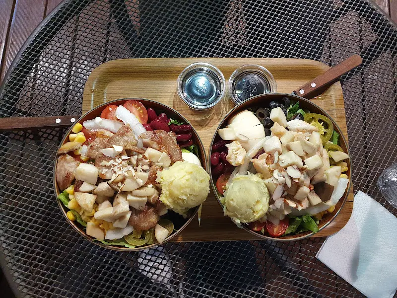 다양한 토핑의 샐러드