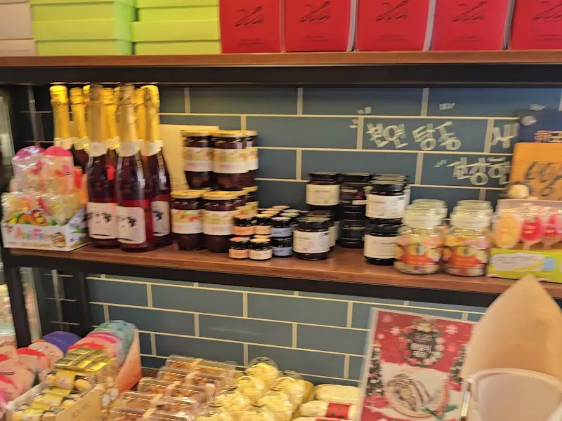 잼과 음료가 진열된 모습