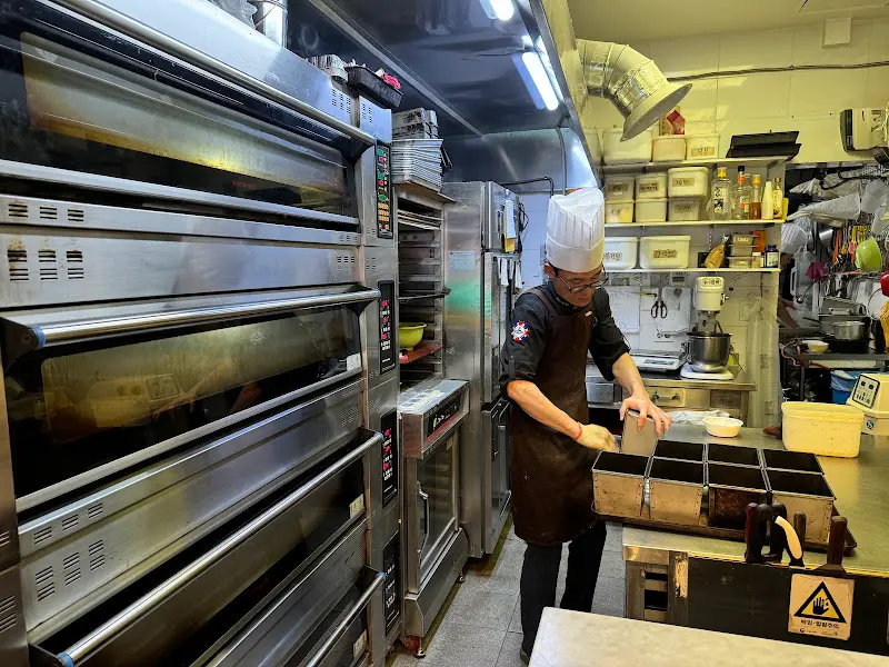 빵을 만드는 모습